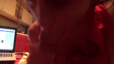 Skolepige sutter sin brors pik mens ingen er hjemme